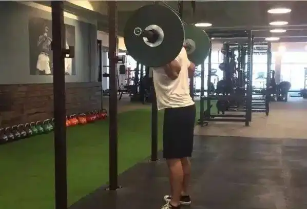 篮球杠铃跳推_nba杠铃锻炼_怎样用杠铃练篮球技巧