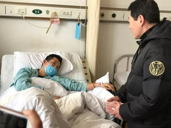 世界足球冠军有多少人参加_足球冠军有哪些人_足球运动员冠军